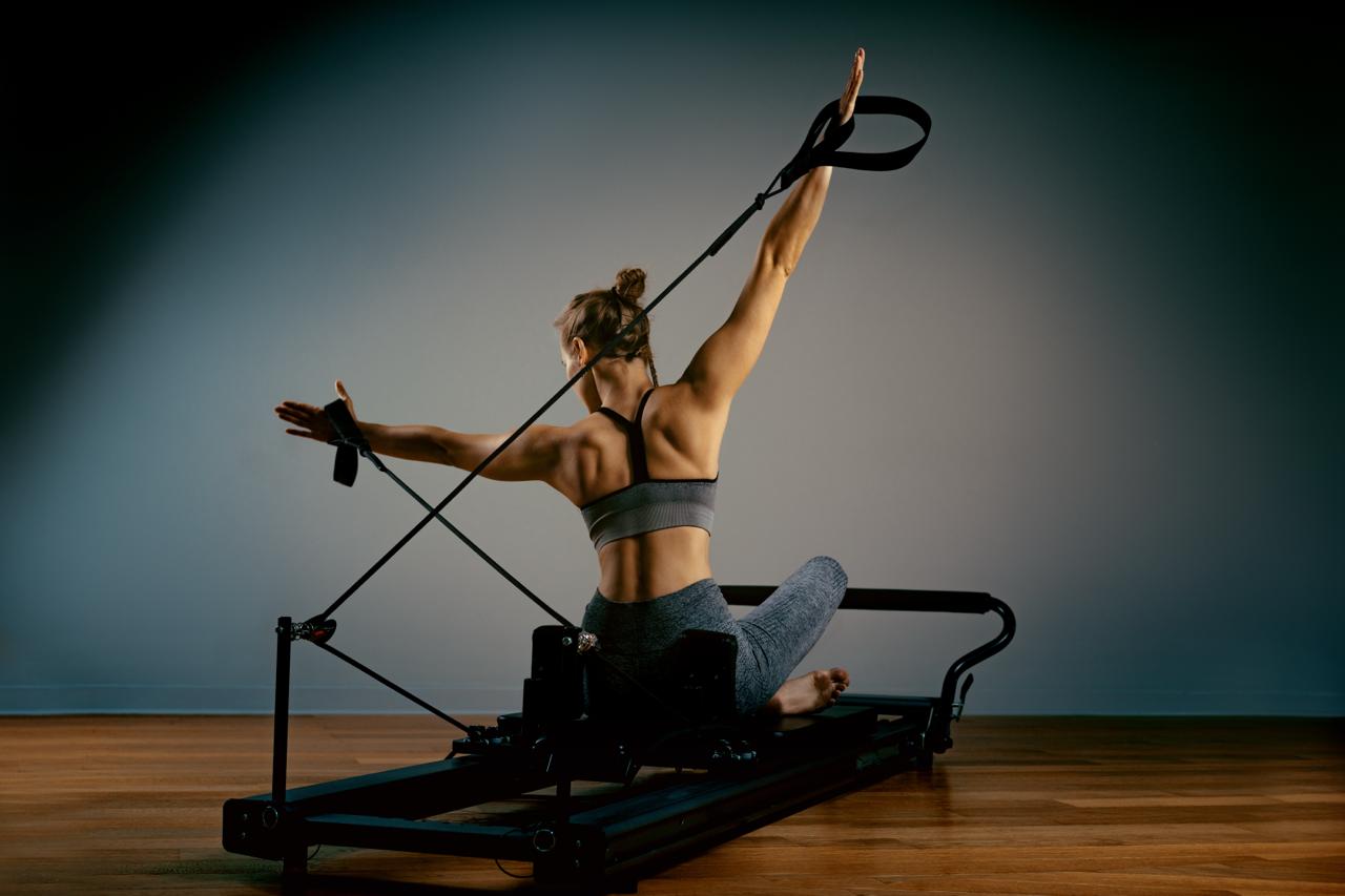 Pratiquante réalisant un exercice sur un Reformer Pilates Core-X